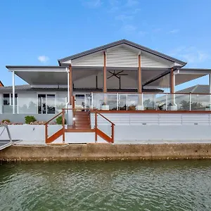 Holiday home Stunning 4br House With Pool & Waterfront View, Gold Coast